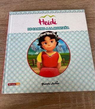 Heidi de camino a la montaña.