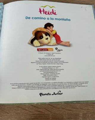 Heidi de camino a la montaña.