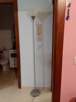 Lámpara incandescente de pie gris y blanca