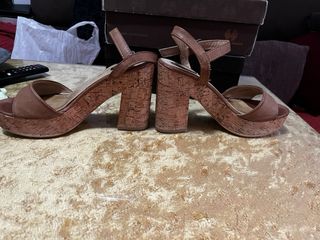 Sandalias Mustang tacón plataforma marrón