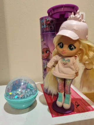 Muñeca con accesorios y contenedor