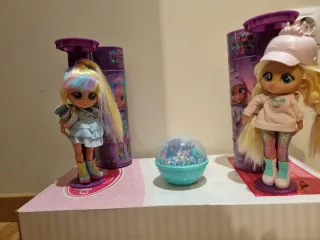 Muñeca con accesorios y contenedor