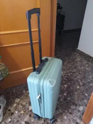 Maleta de viaje con ruedas y tirador