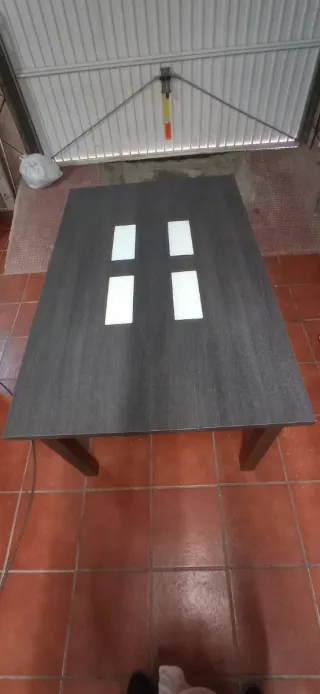 Mesa de salón y sillas de madera a juego
