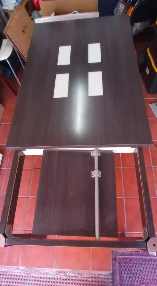 Mesa de salón y sillas de madera a juego