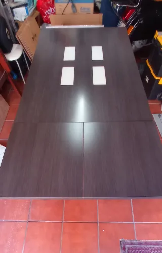 Mesa de salón y sillas de madera a juego