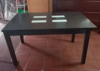 Mesa de salón y sillas de madera a juego