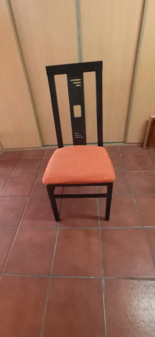 Mesa de salón y sillas de madera a juego