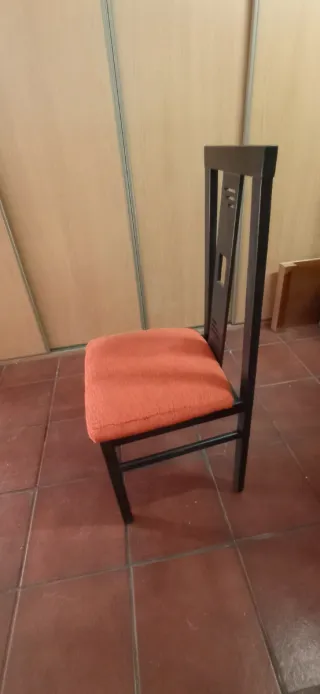 Mesa de salón y sillas de madera a juego