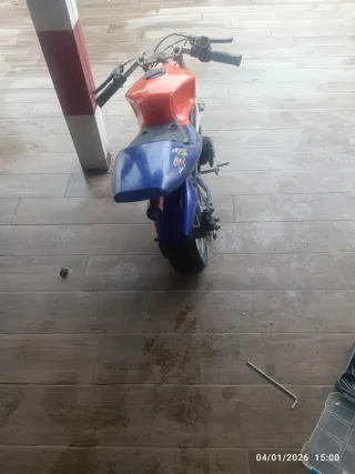 Mini moto ciclomotor naranja y azul
