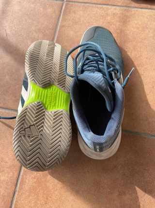 Zapatillas deportivas azules y verdes