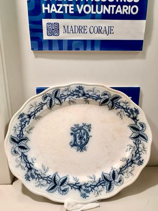 Fuente de cerámica inglesa antigua azul y blanca.