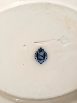 Fuente de cerámica inglesa antigua azul y blanca.