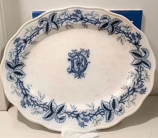 Fuente de cerámica inglesa antigua azul y blanca.