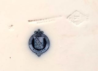 Fuente de cerámica inglesa antigua azul y blanca.