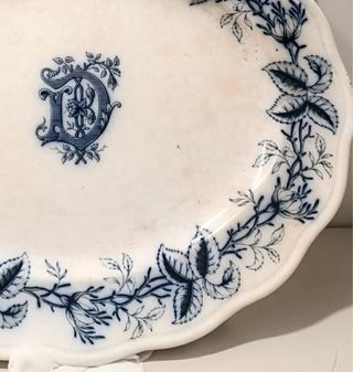 Fuente de cerámica inglesa antigua azul y blanca.