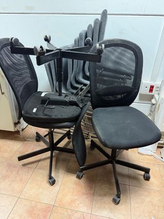 Sillas de oficina negras y grises