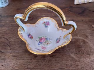 Cestino decorativo in ceramica con manico dorato