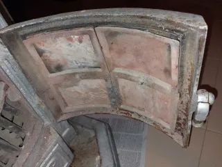 Estufa salamandra de metal y cristal