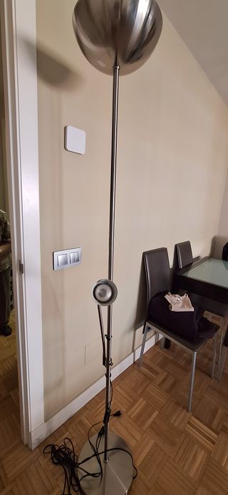 Lámpara de pie con 2 puntos de Luz -Como Nueva