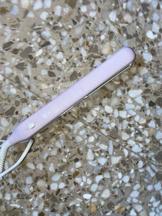 Plancha de pelo rosa y blanca