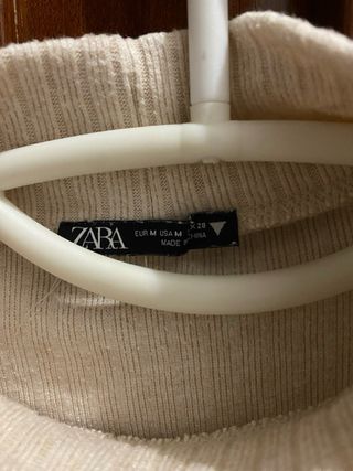 Top beige cuello alto canalé