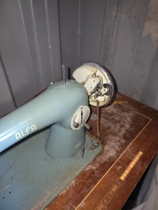 2 Máquinas de coser antiguas Alfa