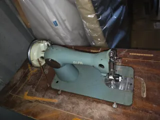 2 Máquinas de coser antiguas Alfa