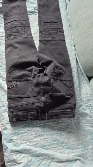 Pantalones vaqueros ajustados azules y negro