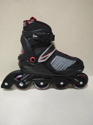 Patines en línea negros y grises