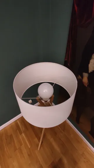 Lámpara de pie de madera y tela