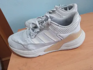 Zapatillas Adidas Blancas y Doradas