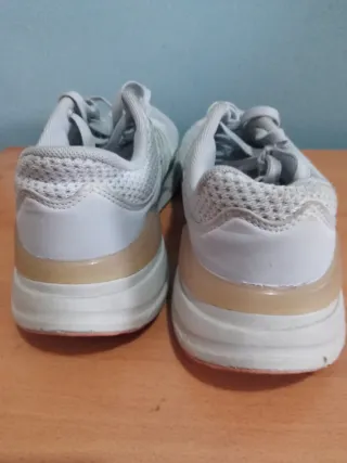 Zapatillas Adidas Blancas y Doradas