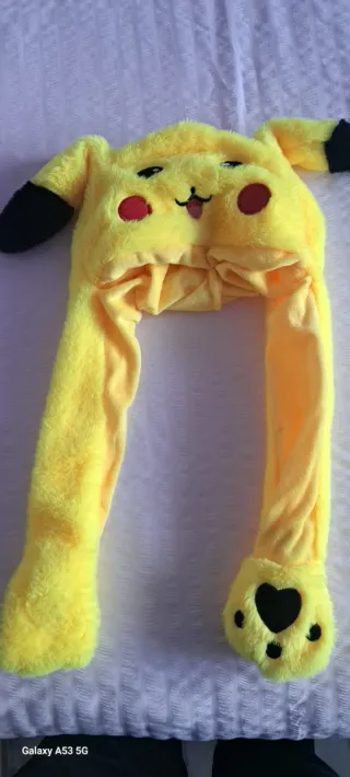 Gorro infantil Pikachu con orejas que se levantan.