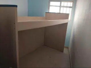 Litera de madera y plástico