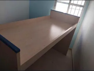 Litera de madera y plástico