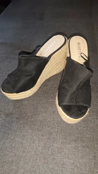 Zapatos de cuña negros nuevos