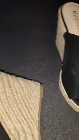 Zapatos de cuña negros nuevos