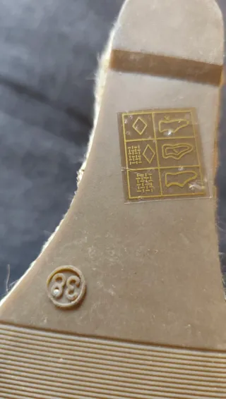 Zapatos de cuña negros nuevos