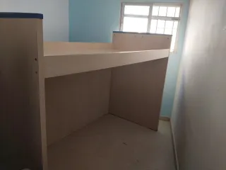 Litera de madera beige y azul