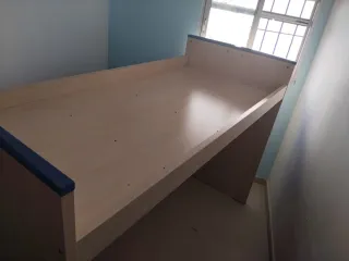 Litera de madera beige y azul