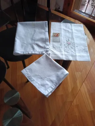Tre pezzi ricamati a mano