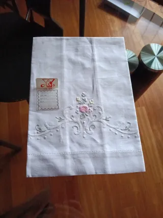 Tre pezzi ricamati a mano