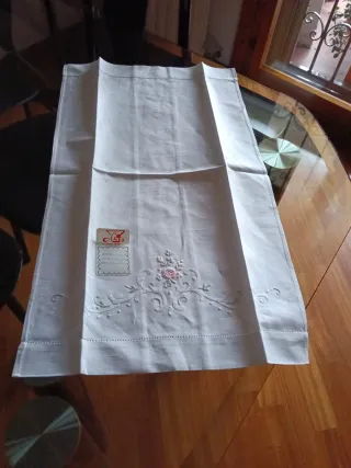 Tre pezzi ricamati a mano