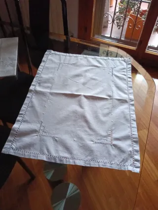 Tre pezzi ricamati a mano