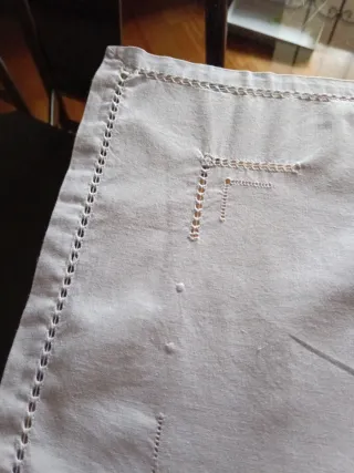 Tre pezzi ricamati a mano