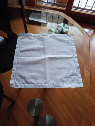 Tre pezzi ricamati a mano