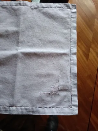 Tre pezzi ricamati a mano