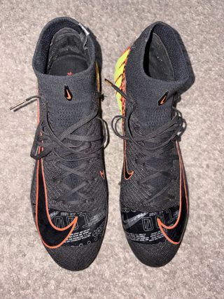 Botas de fútbol Nike altas negras