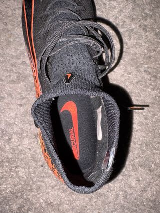 Botas de fútbol Nike altas negras